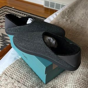TOMS men's slippers